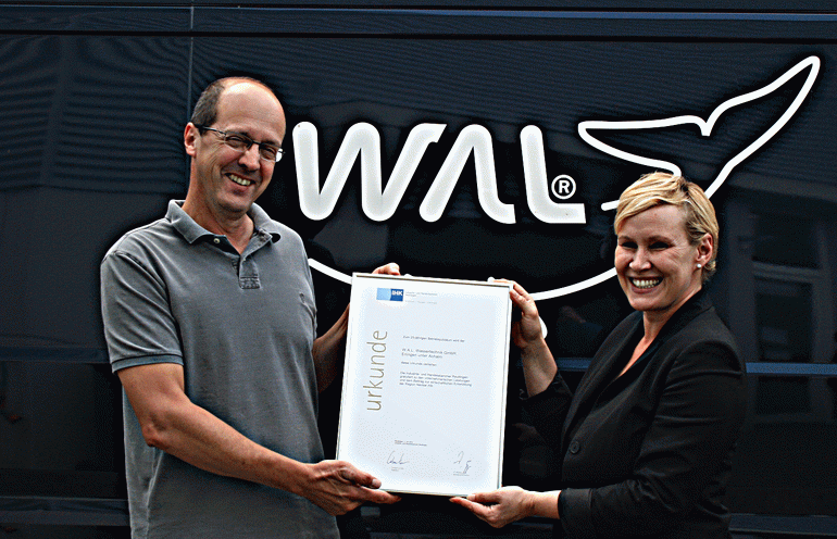 &Uuml;bergabe der Ehrenurkunde durch die Industrie- und Handelskammer Reutlingen